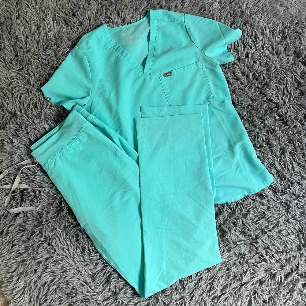 FIGS scrubs set